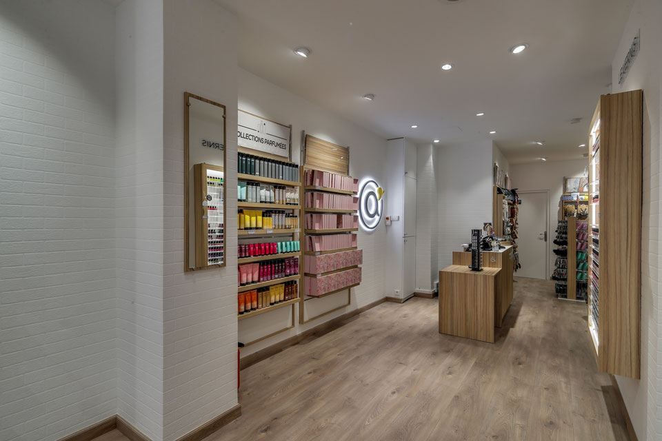 Enseigne lumineuse Adopt dans la boutique agencée par Isospace