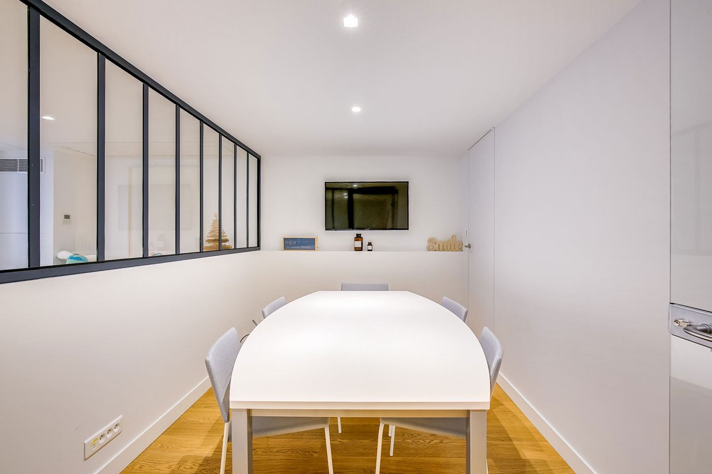 Salle de réunion vitrée des bureaux Noukie's à Paris