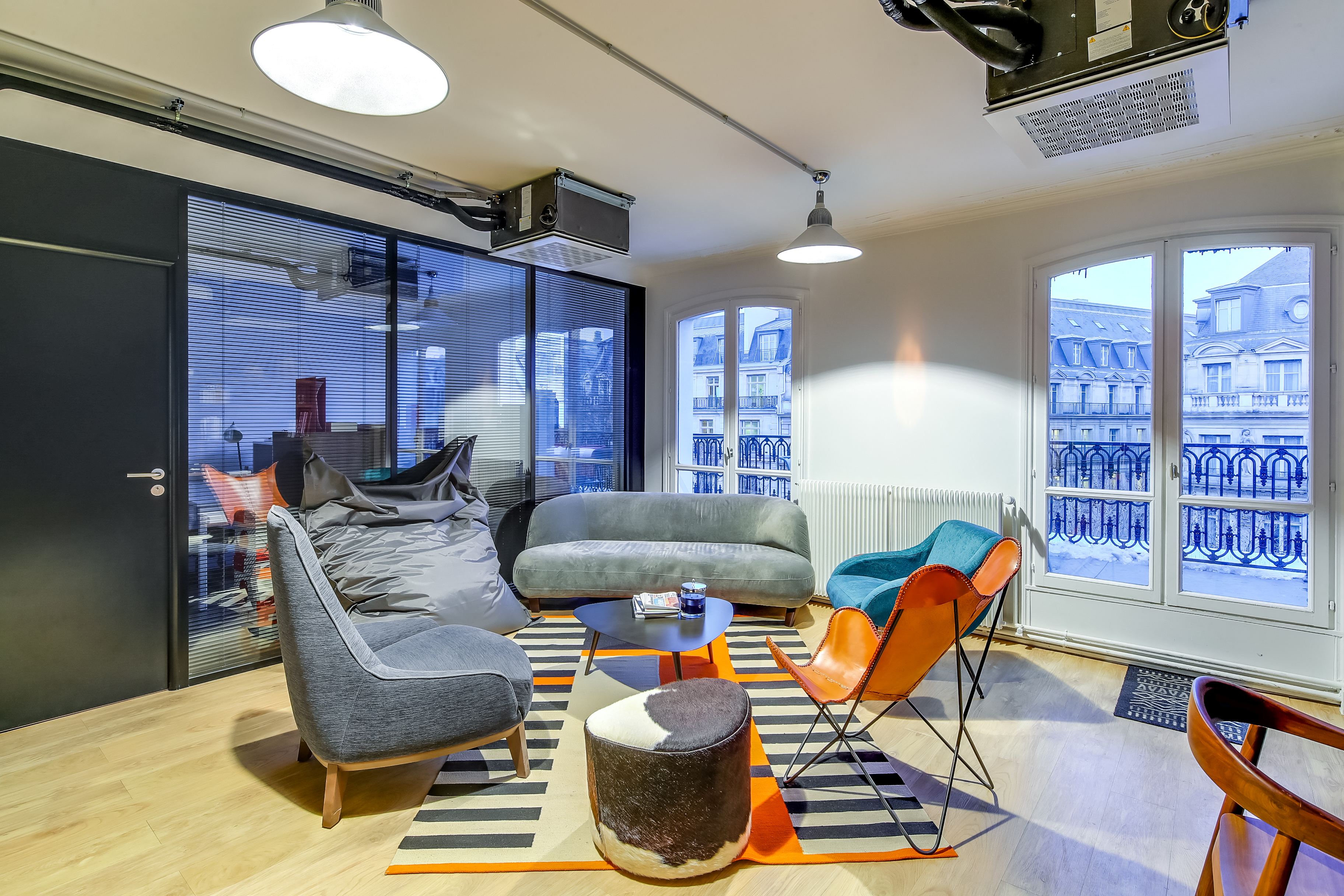Espace détente des bureaux Flexmind, vue sur Paris