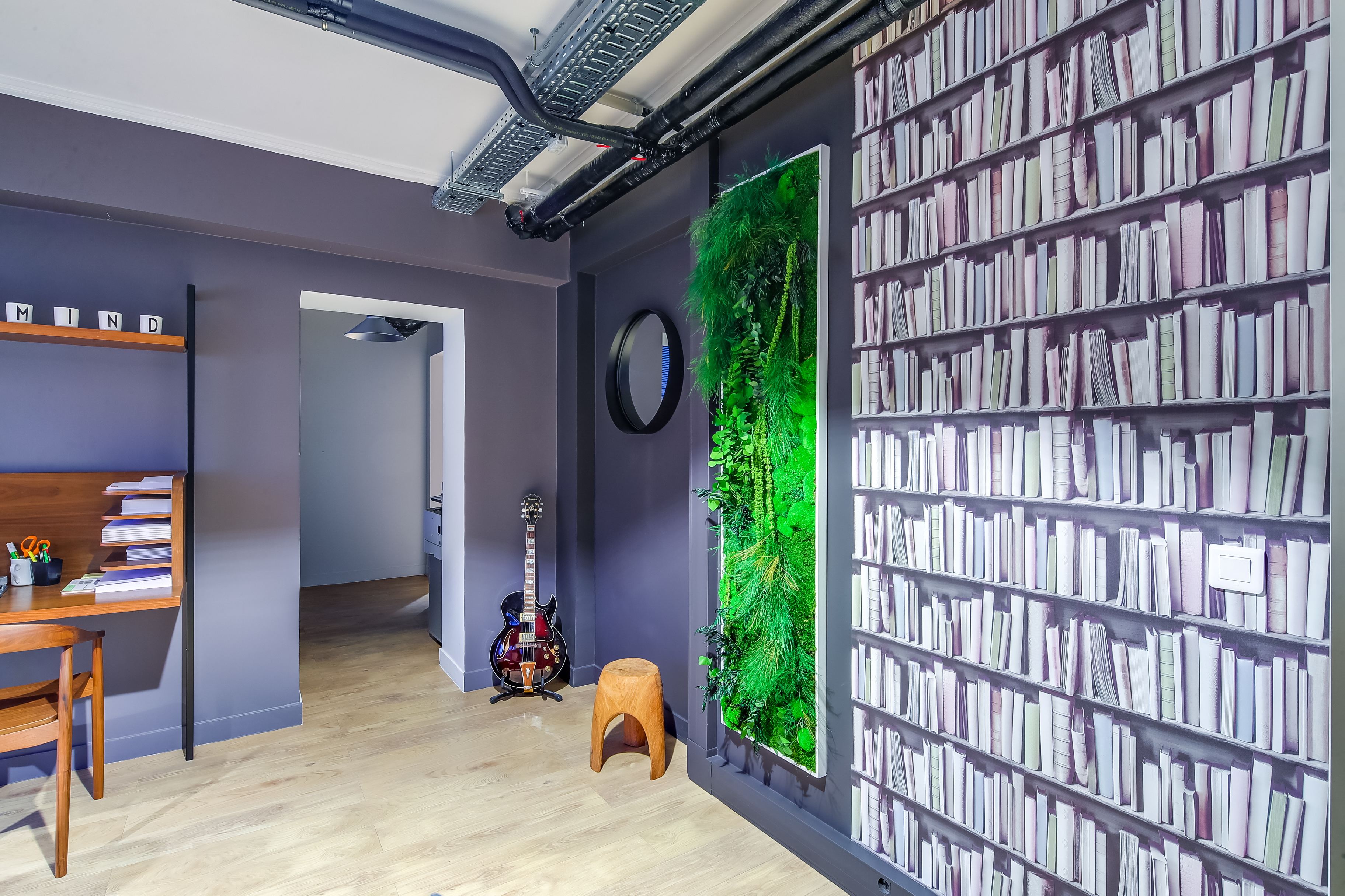 Mur végétal dans un open space aménagé par Isospace pour Flexmind à Paris
