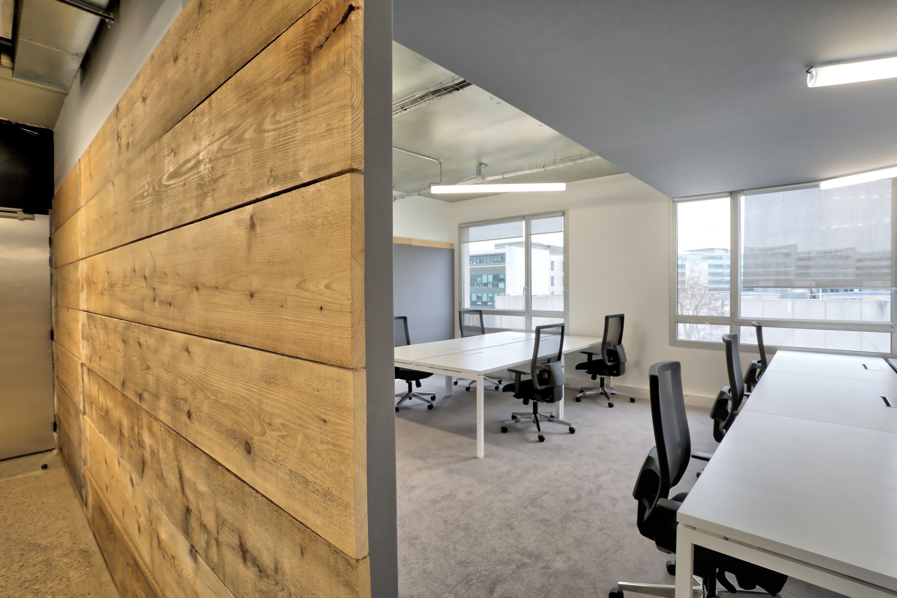Bureaux benchs et mur bois, Veepee Saint-Denis