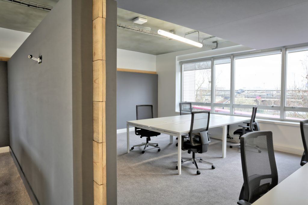 Open space Veepee Pressensé aménagé par Isospace, allées de circulation dégagées