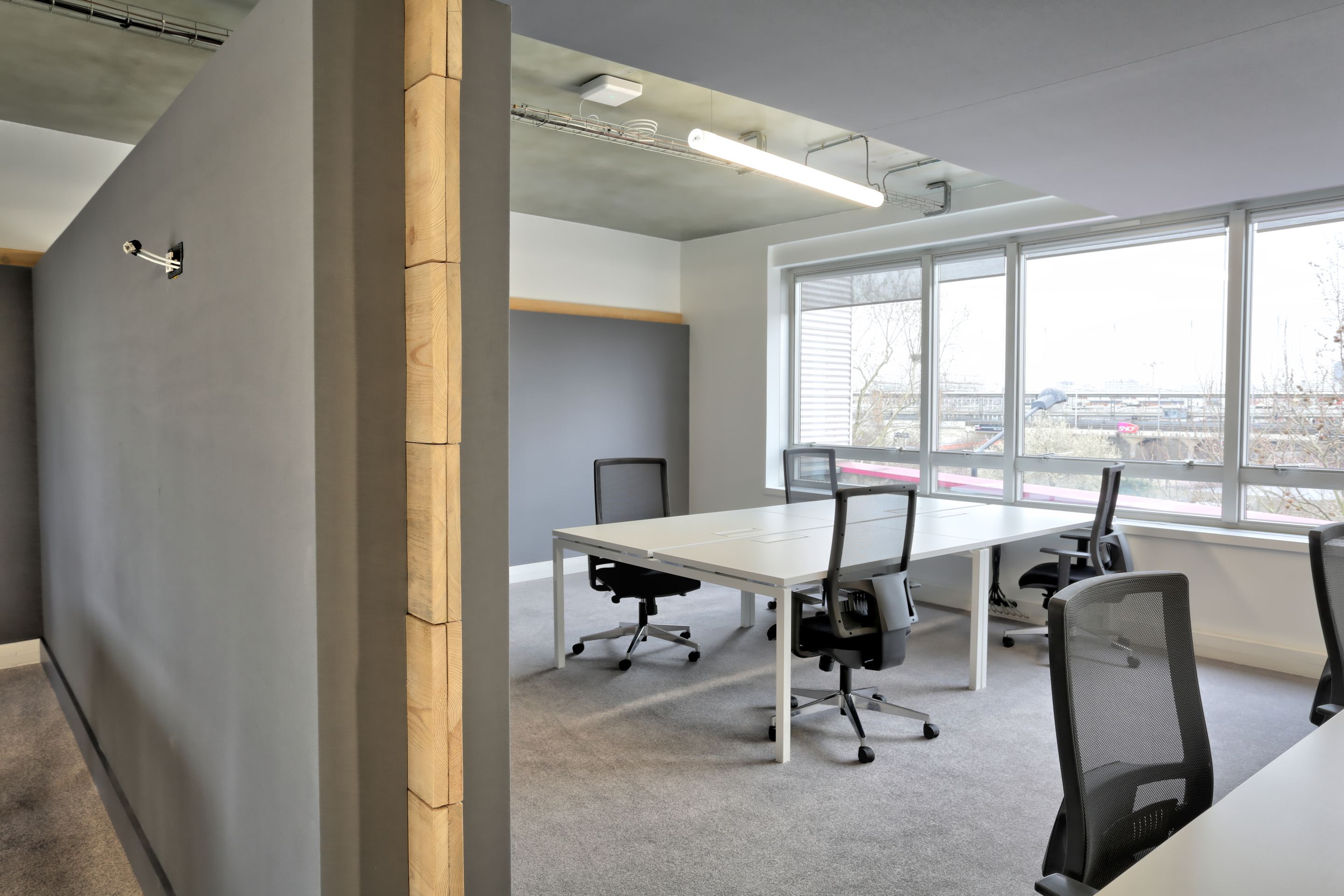 Bureau, cloison béton et bois, Veepee Saint-Denis