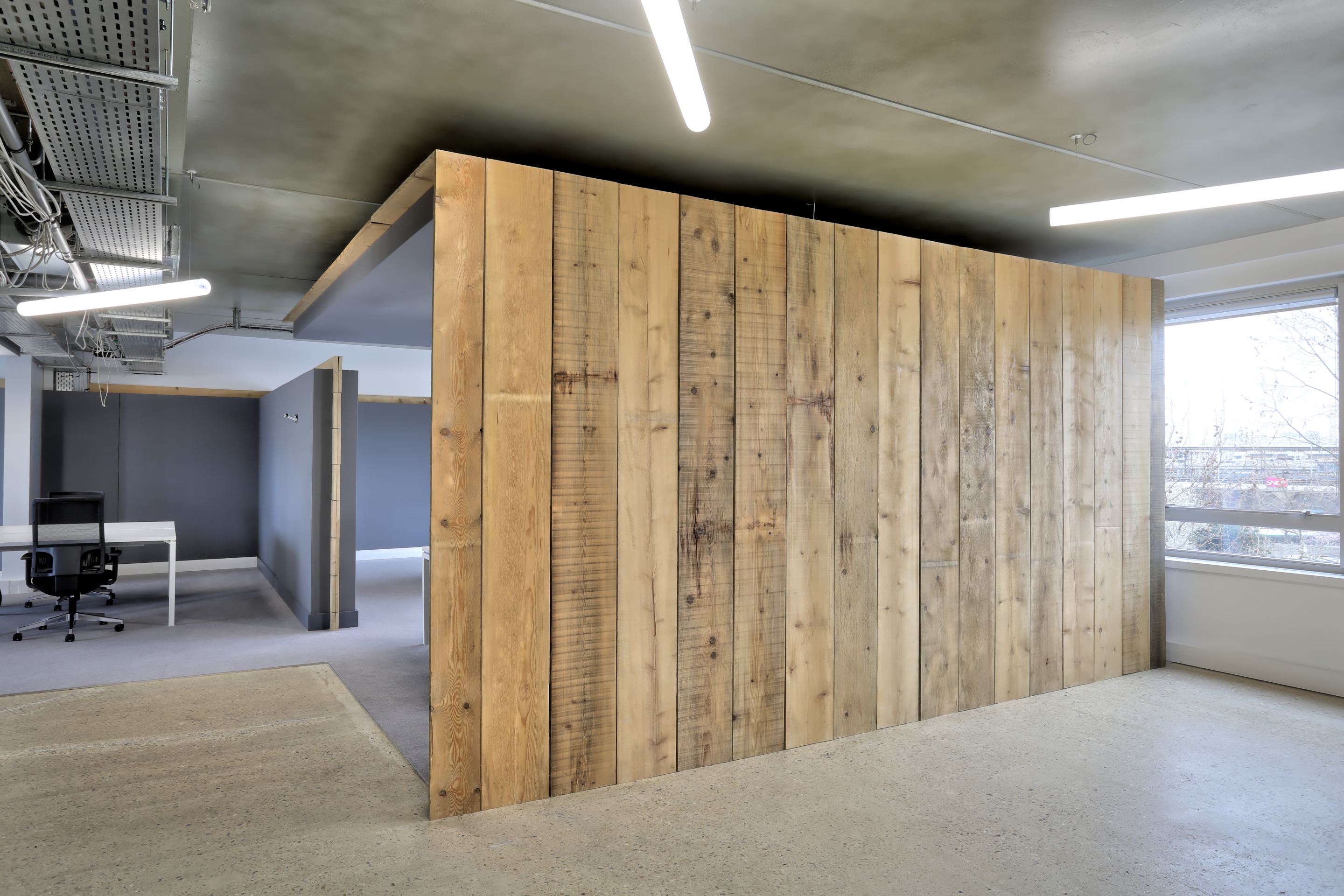 Cloison en bois recyclé, bureaux Veepee Saint-Denis