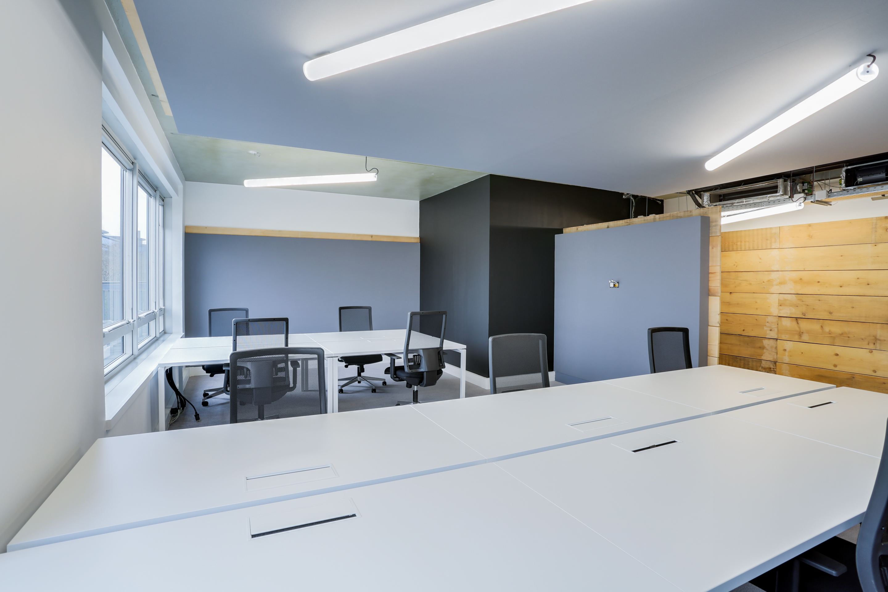 Open space en bench et habillage bois, immeuble Veepee Saint-Denis