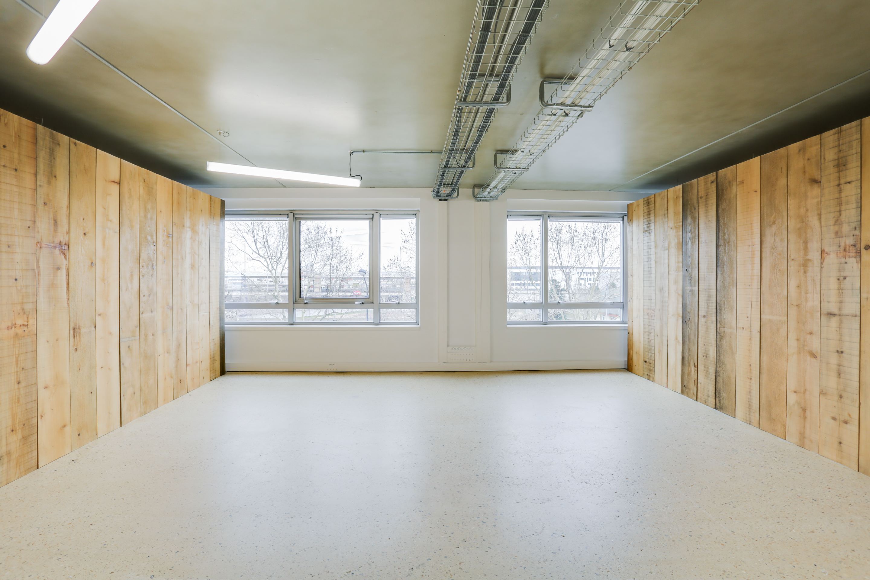 Plateau de bureaux en bois brut rénové pour Veepee à Saint-Denis par Isospace