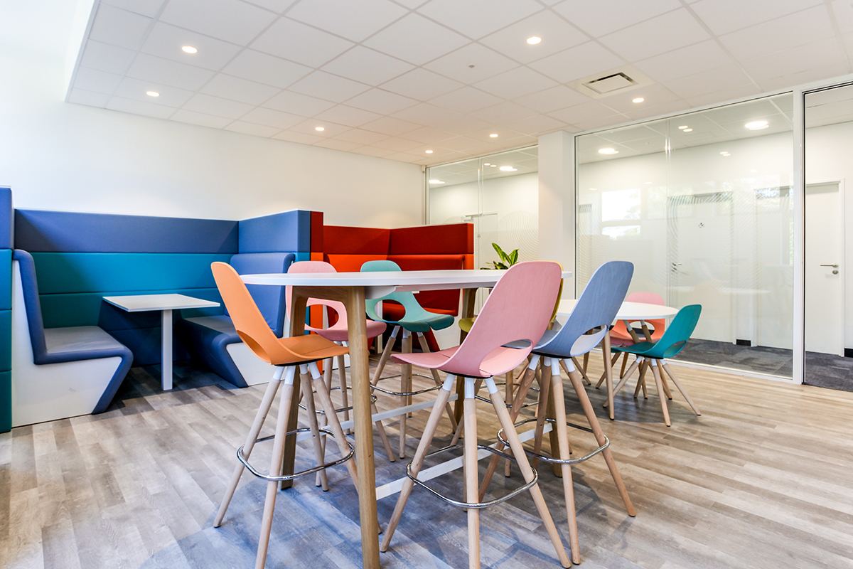 Cafétéria colorée des bureaux Sick France