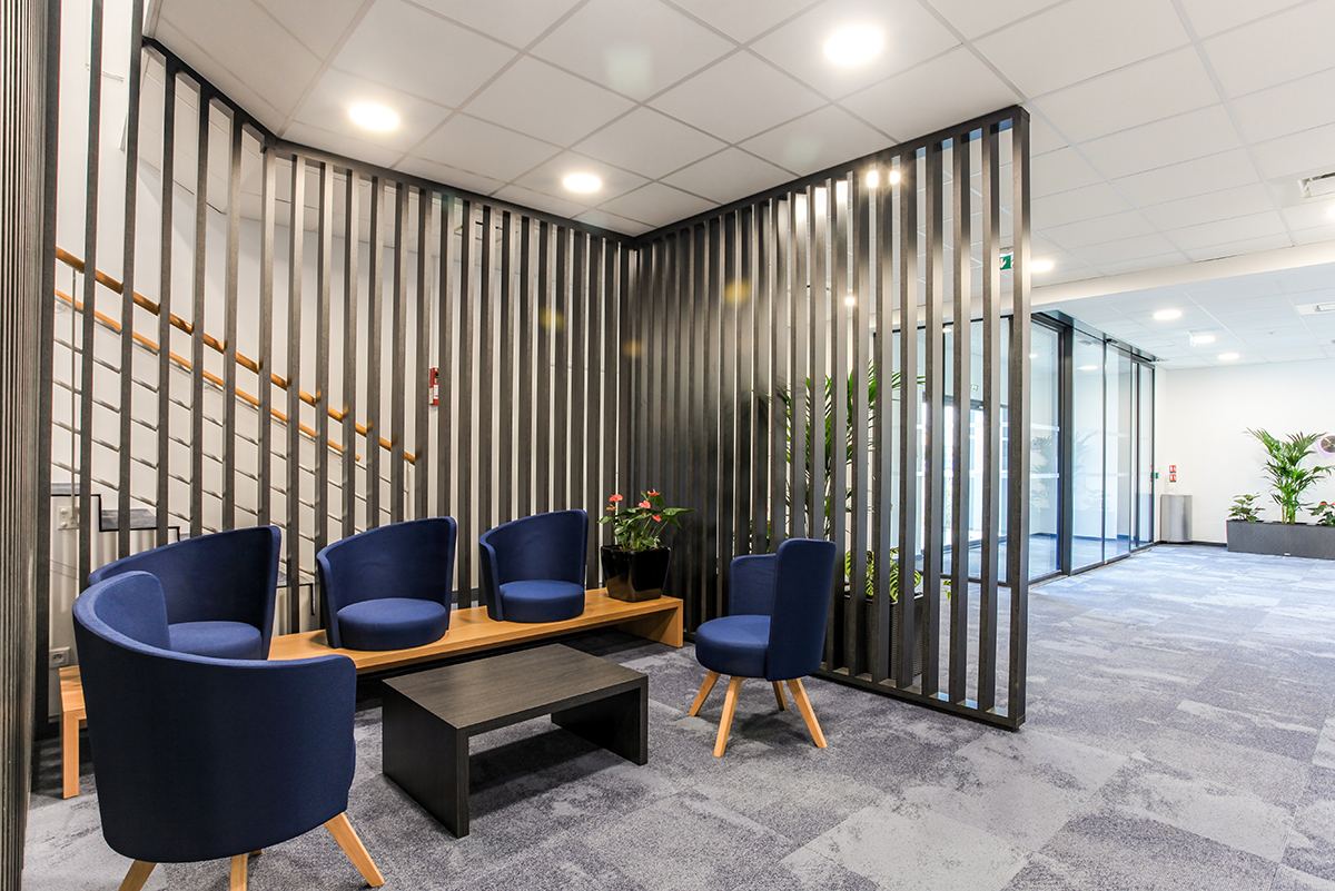 Accueil et claustra bois des bureaux Sick France à Emerainville par Isospace