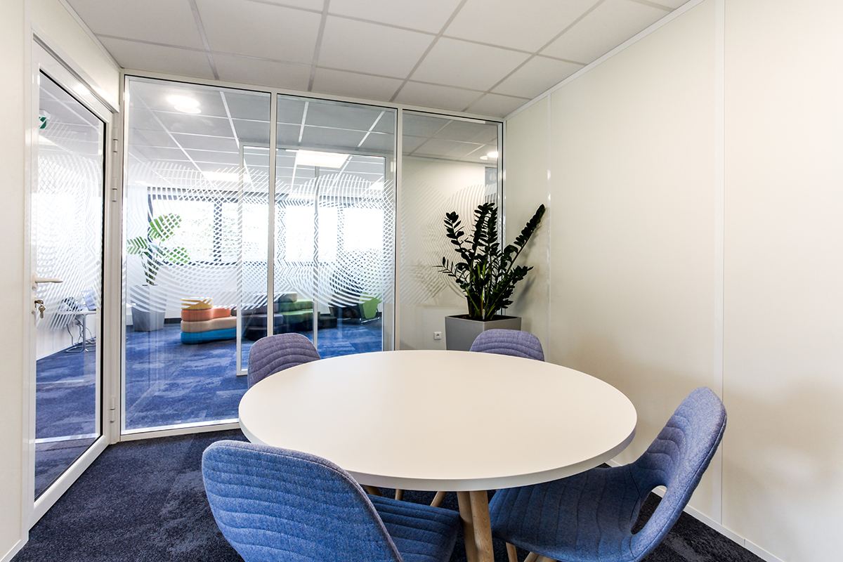 Salle de réunion avec table ronde, Sick France