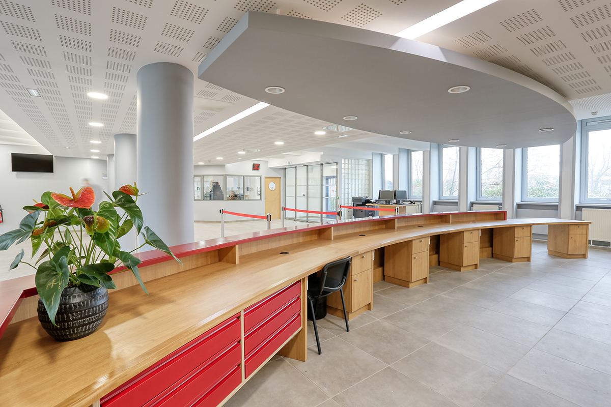 Grande banque d'accueil sur mesure de la Maison des Examens (SIEC) à Arcueil par Isospace