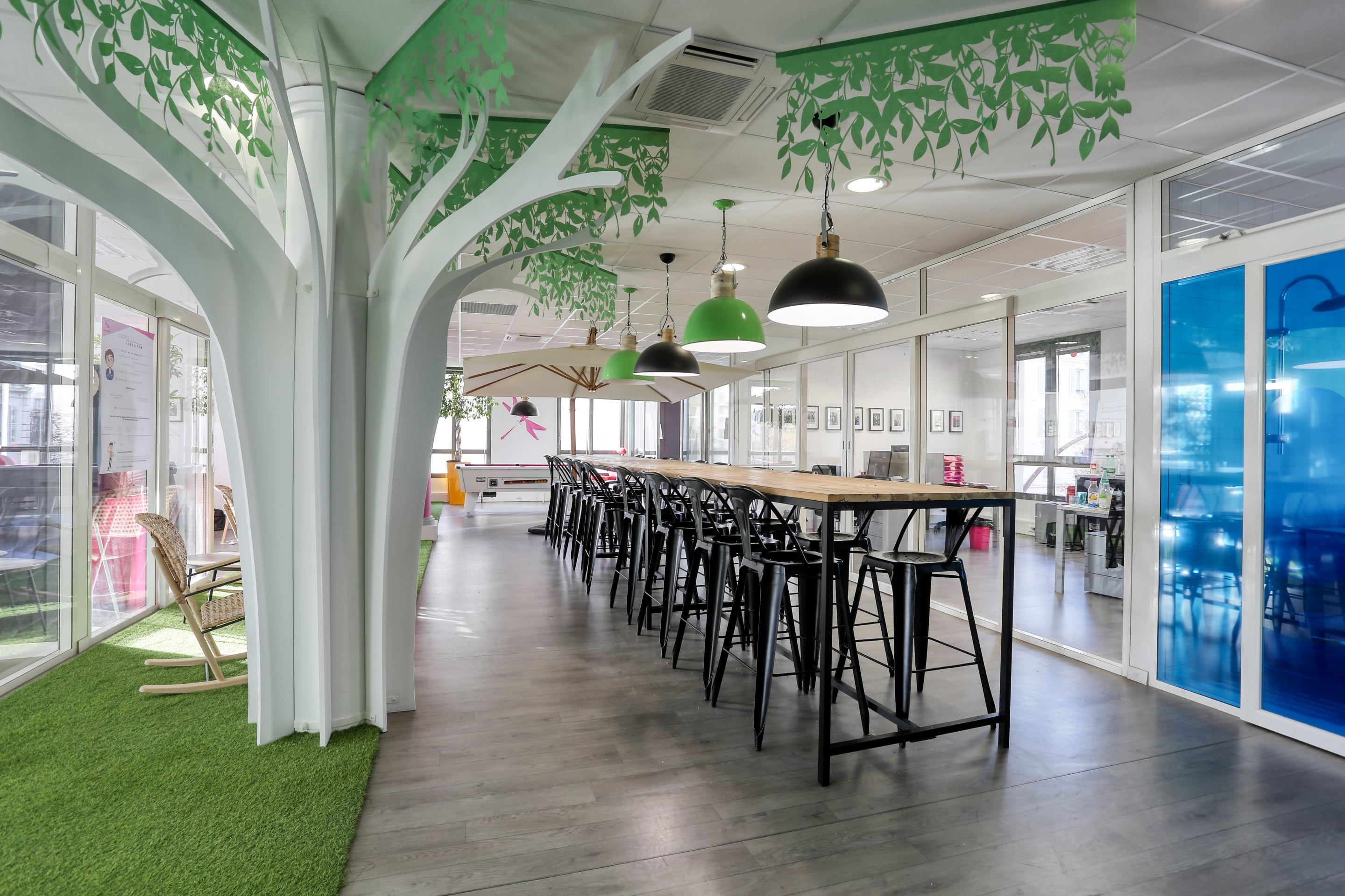 Univers graphique immersif du siège LR Technologies à Versailles