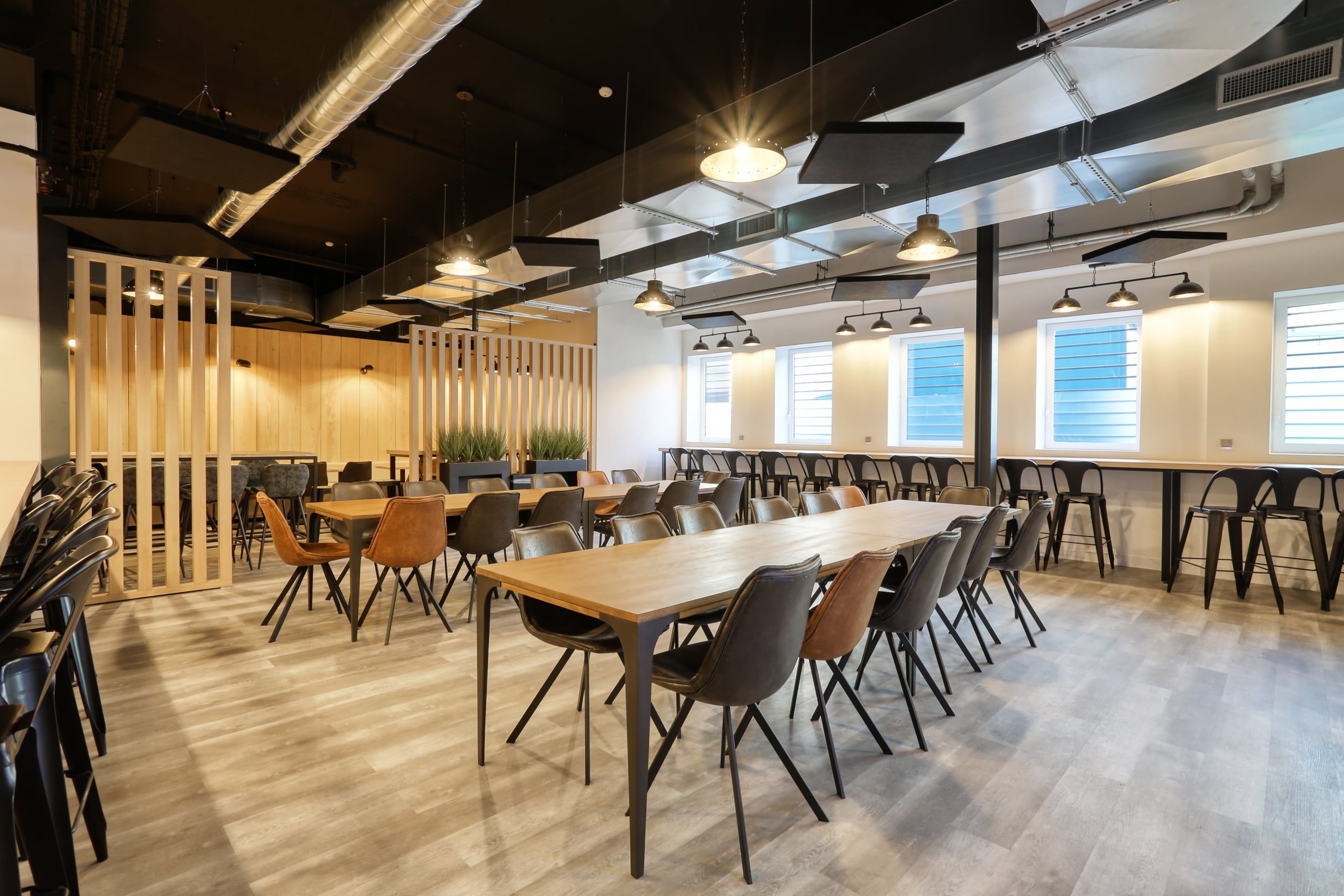 Cafétéria d'entreprise Bobun de Veepee aménagée par Isospace à Saint-Denis