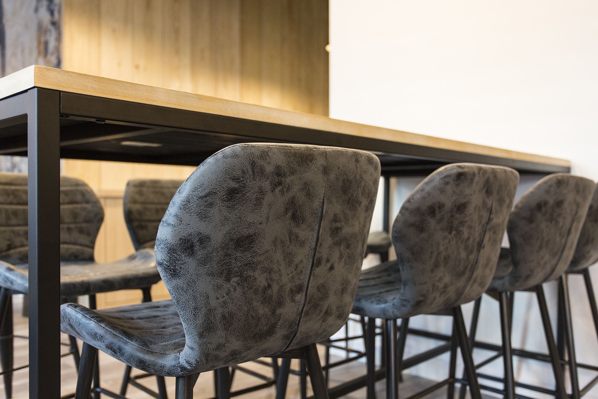 Comptoir et banquettes de la cafétéria Bobun