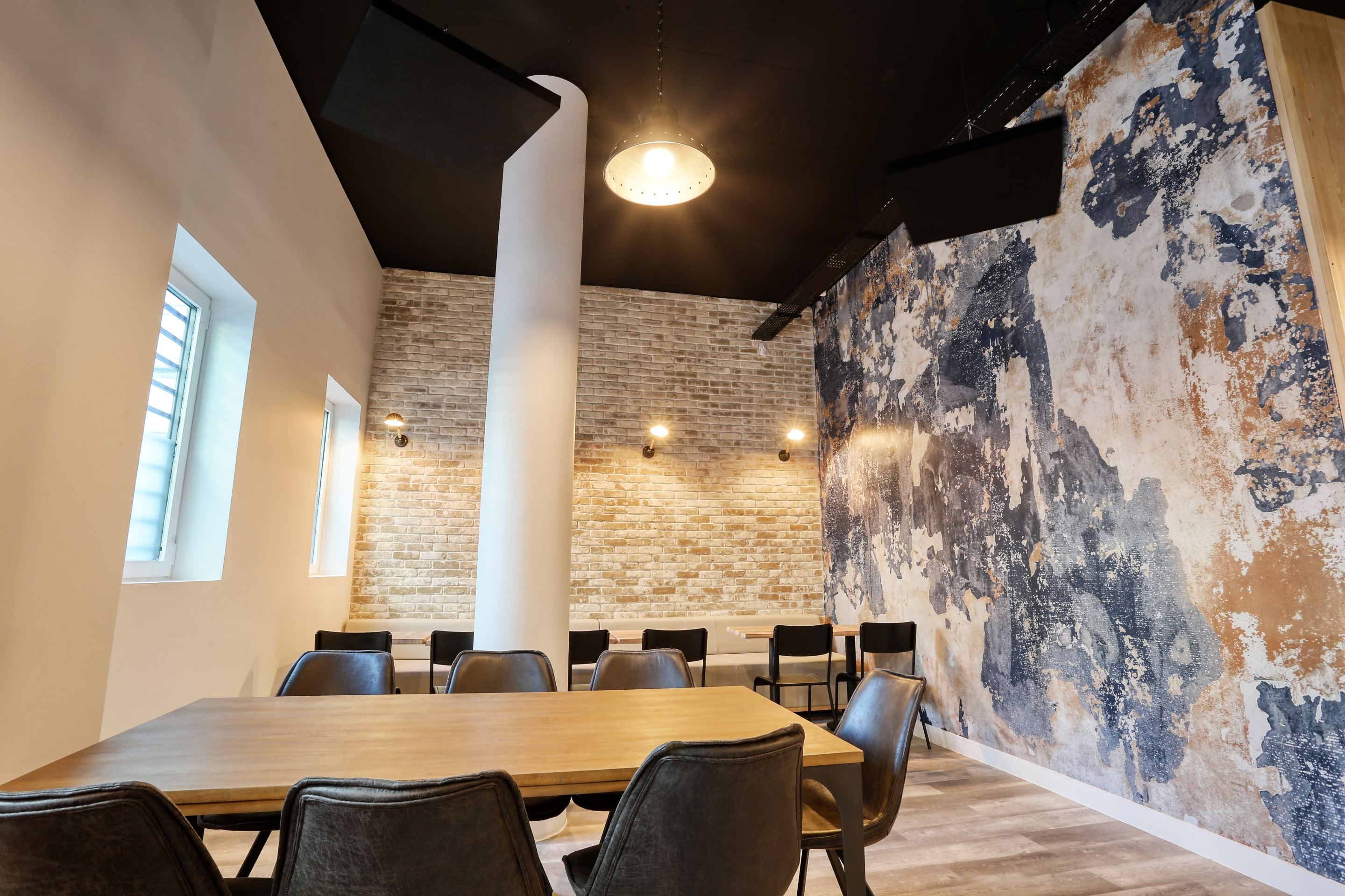 Espace repas de la cafétéria Bobun de Veepee par Isospace