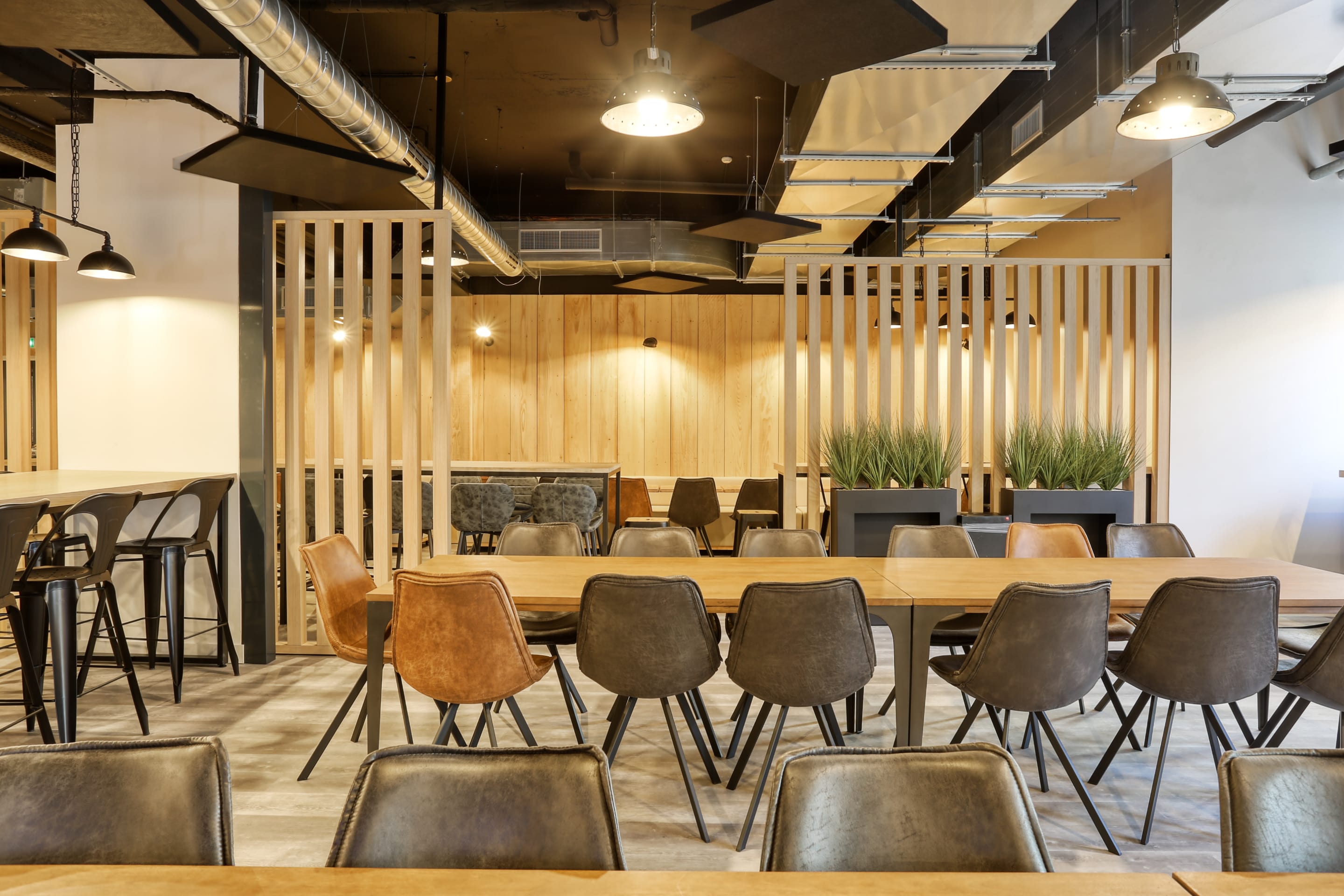 Tables hautes sur mesure, cafétéria Bobun