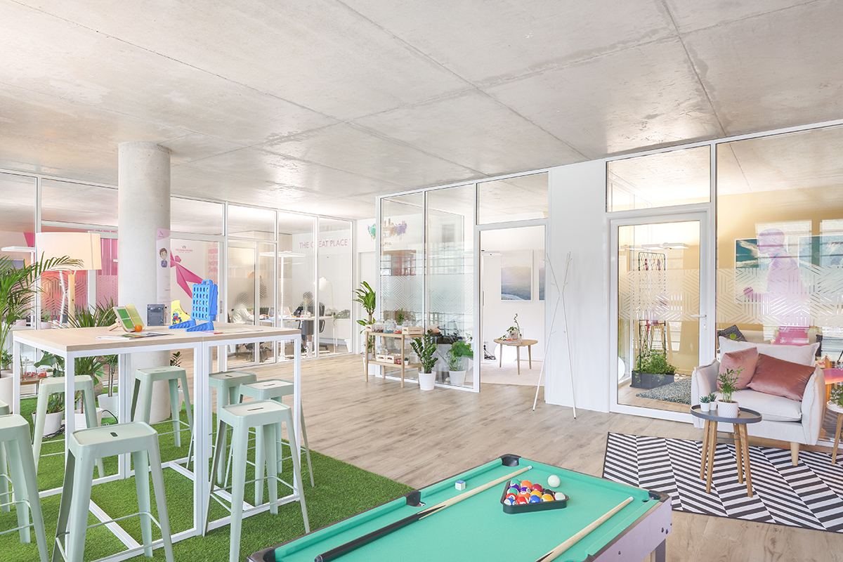 Espace détente d’entreprise aménagé par Isospace : canapés, plantes XXL et table basse pour les vraies coupures dans la journée de travail