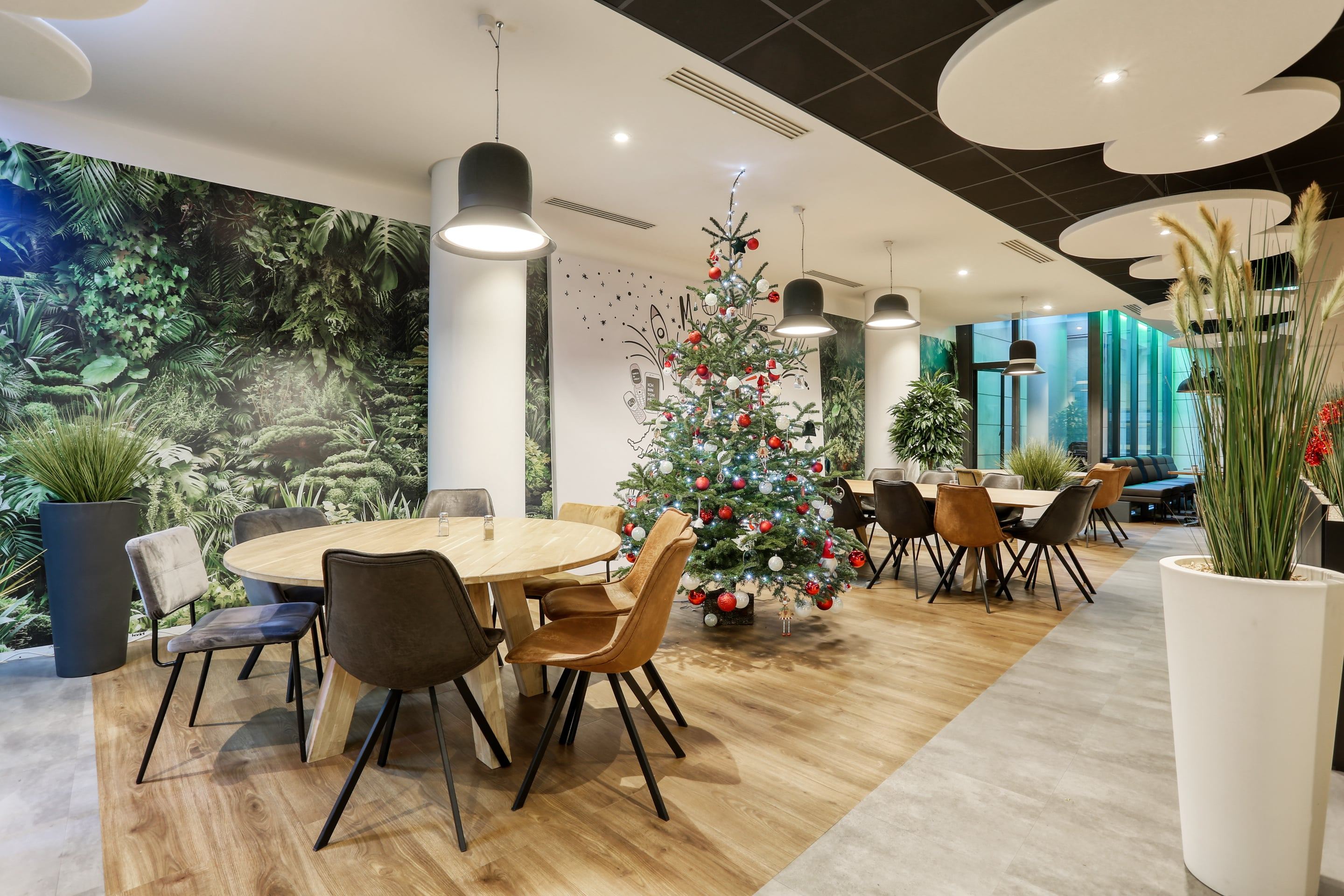 Cafétéria d'entreprise aménagée par Isospace, mur végétal et plafond acoustique