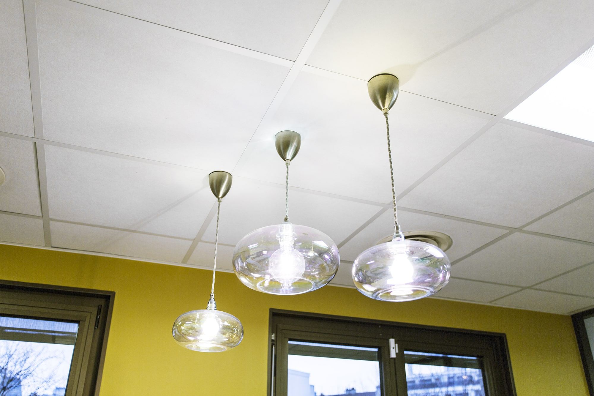 Suspensions design et mur jaune, bureaux du cabinet d'audit JLA