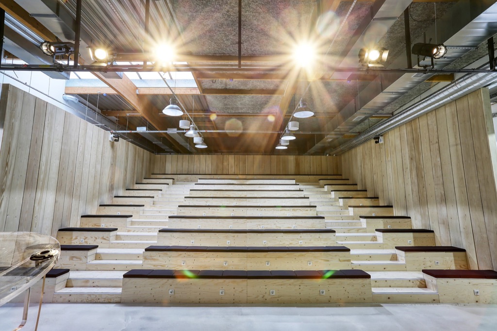 Agora et gradins en bois de l’amphithéâtre Veepee à Saint-Denis