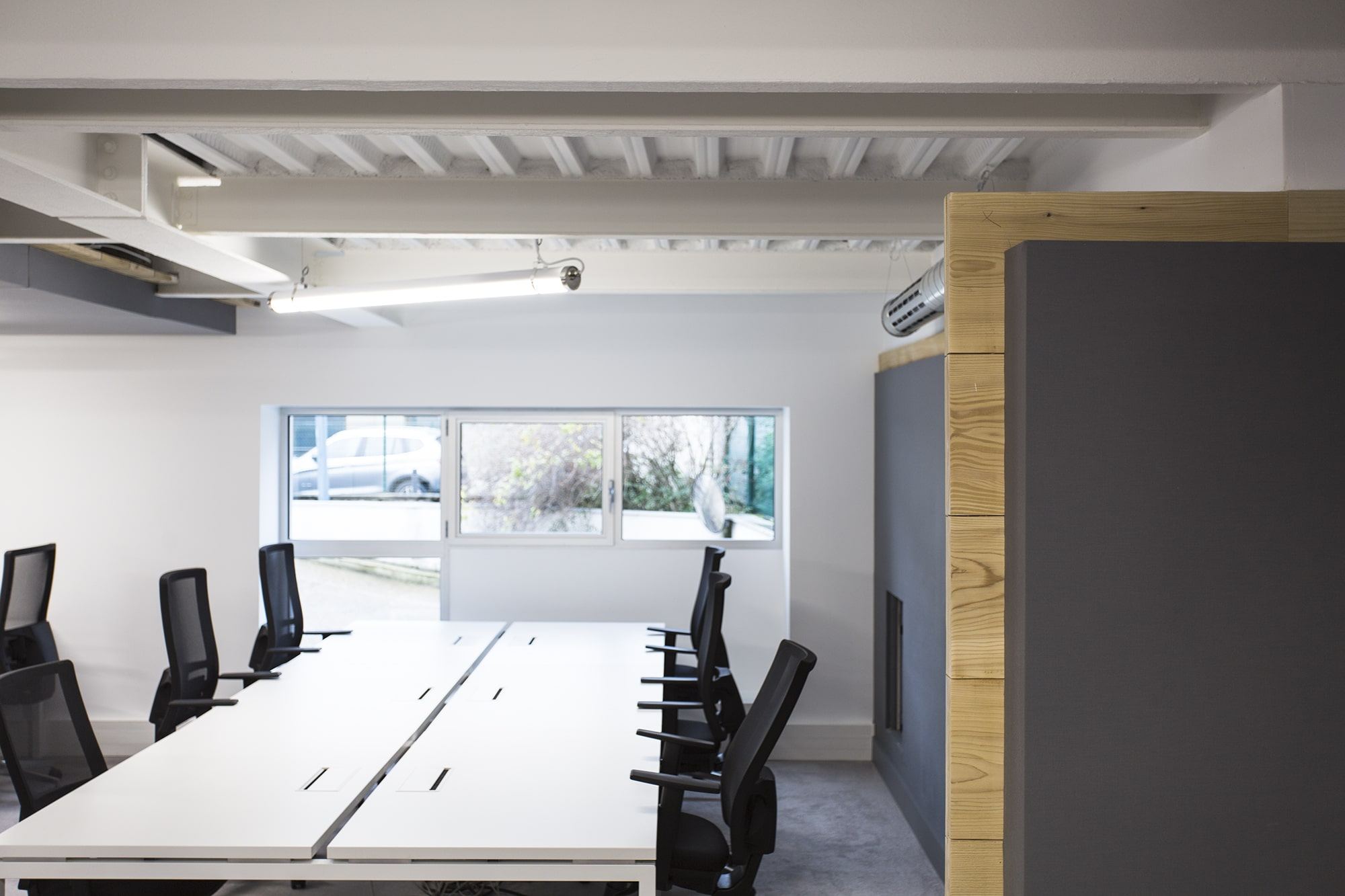 Open space en bench et angle de bardage bois dans les bureaux Veepee à Saint-Denis