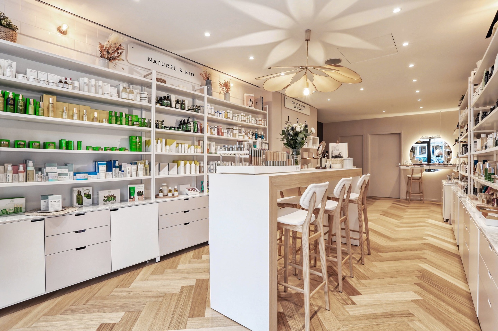 Boutique beauté Oh My Cream agencée par Isospace : linéaires blancs et parquet chêne en chevrons