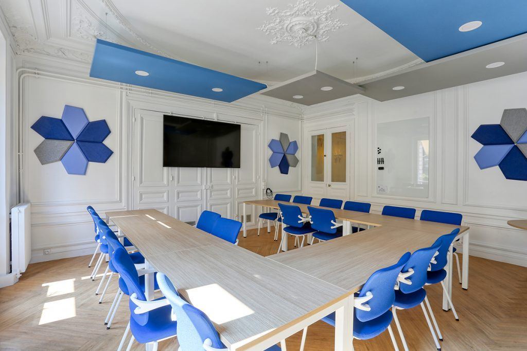 Salle de réunion FNSEA aménagée par Isospace : bureaux haussmanniens parisiens rénovés avec cloisons modernes et acoustique soignée