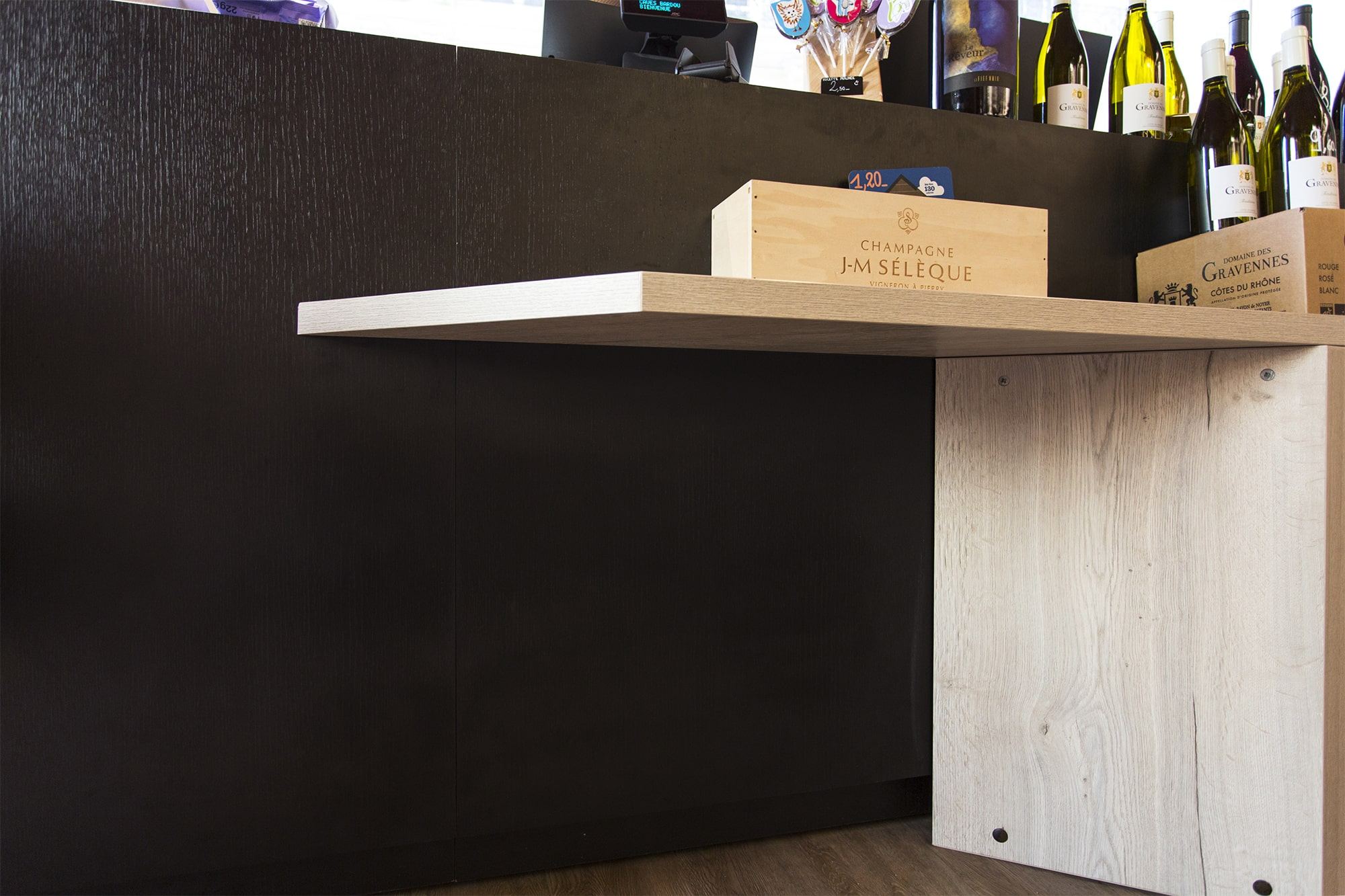 Mobilier bois sur mesure de la cave Bardou