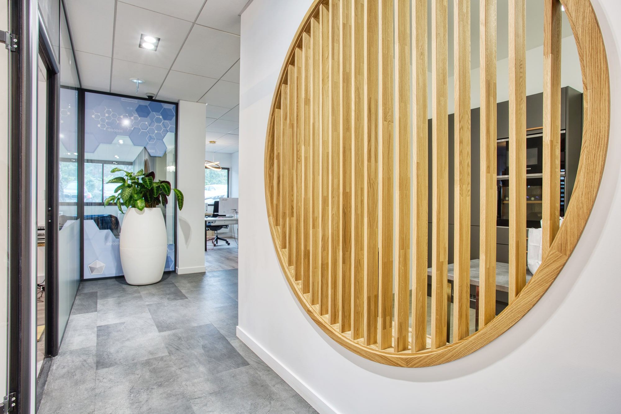 Claustra circulaire en bois, bureaux Elyst Consulting