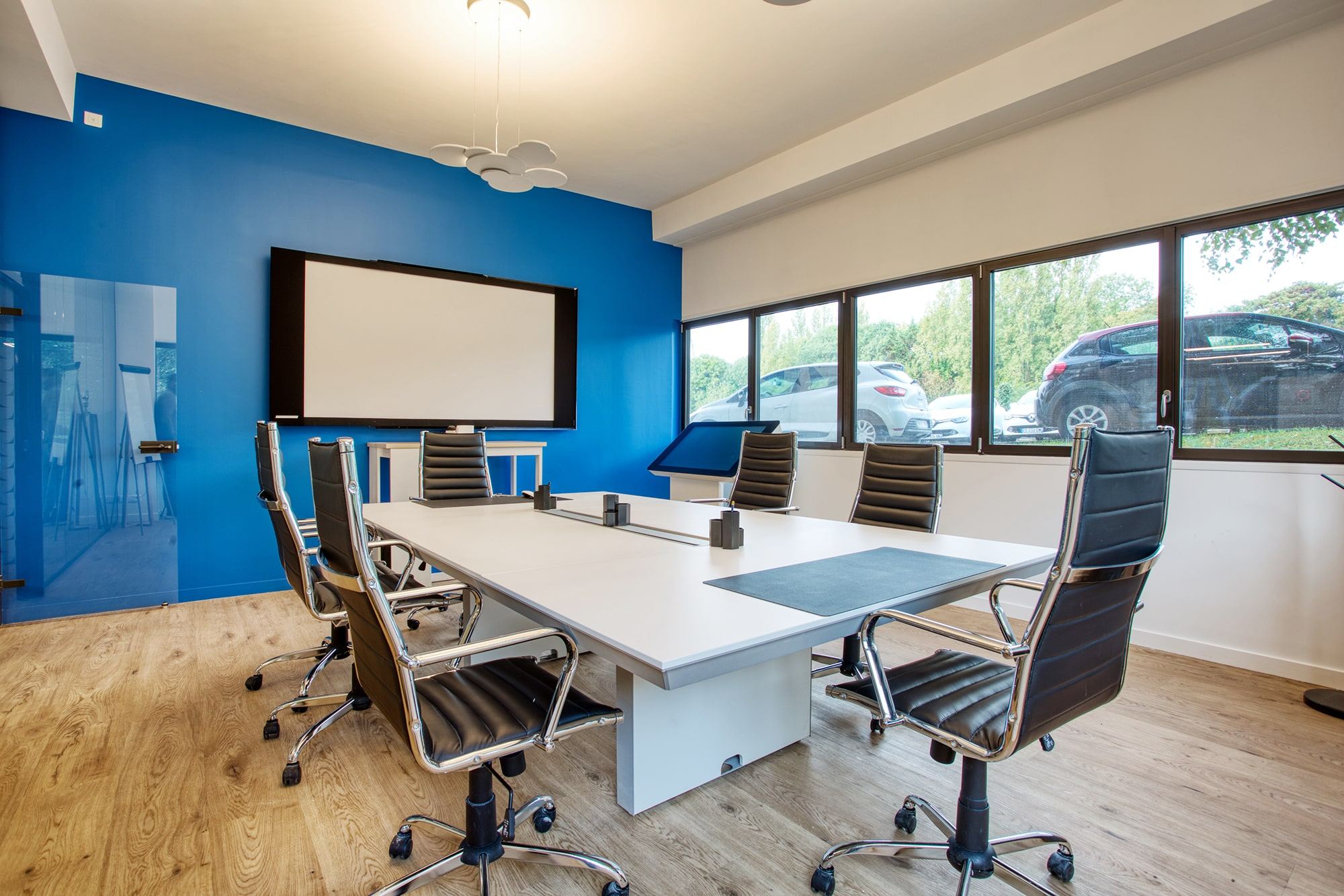 Salle de réunion de direction aménagée par Isospace, bureaux Elyst Consulting