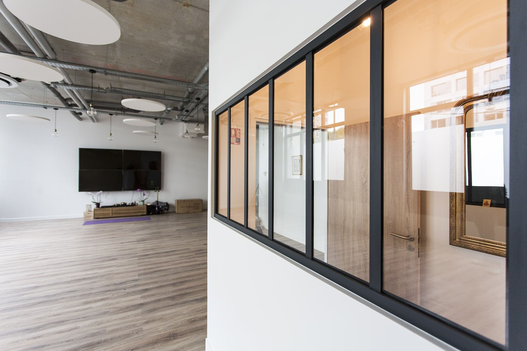 Salle de pratique et verrière du studio Yog'n'Move