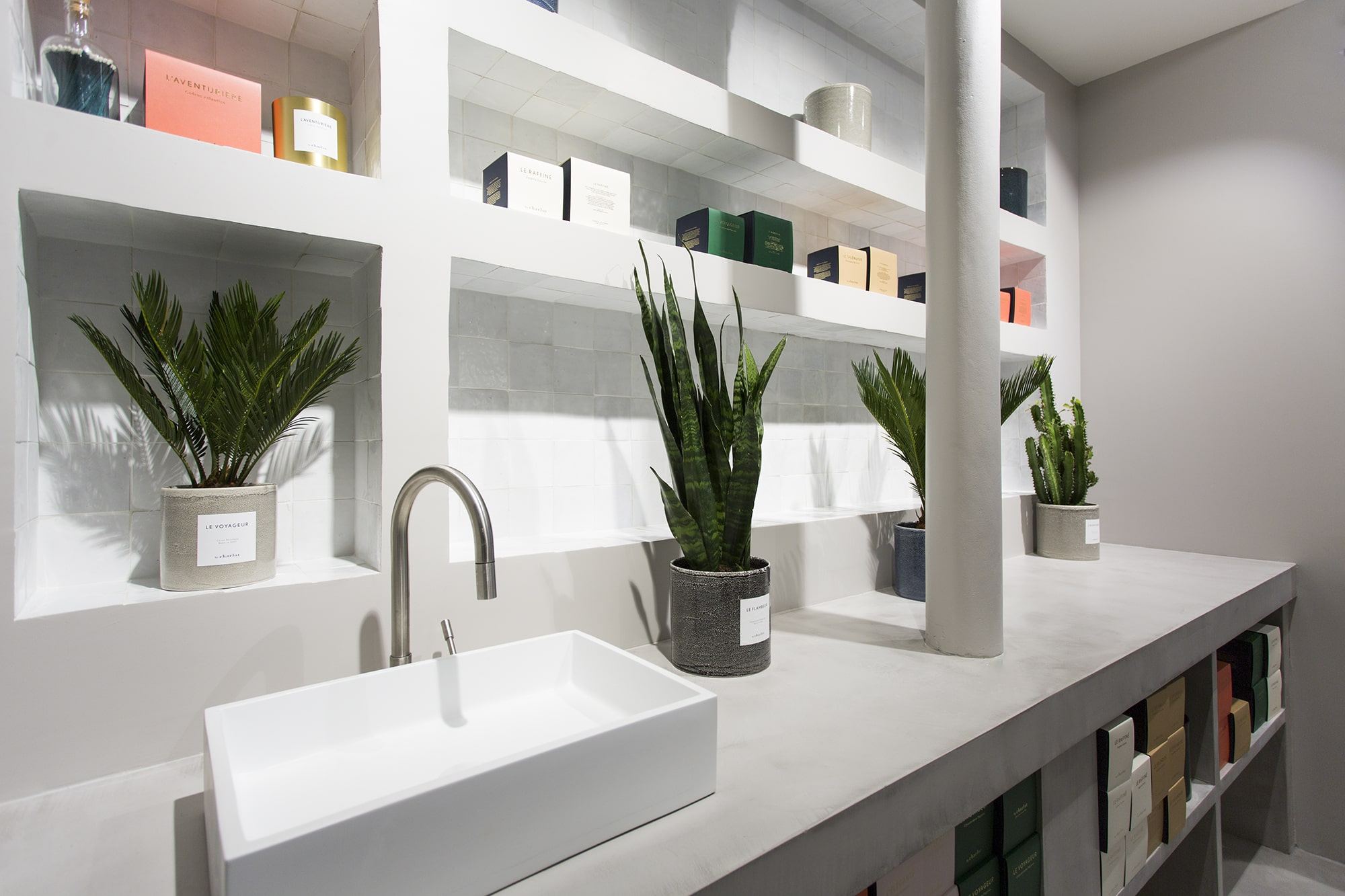 Aménagement intérieur de la boutique By Charlot par Isospace