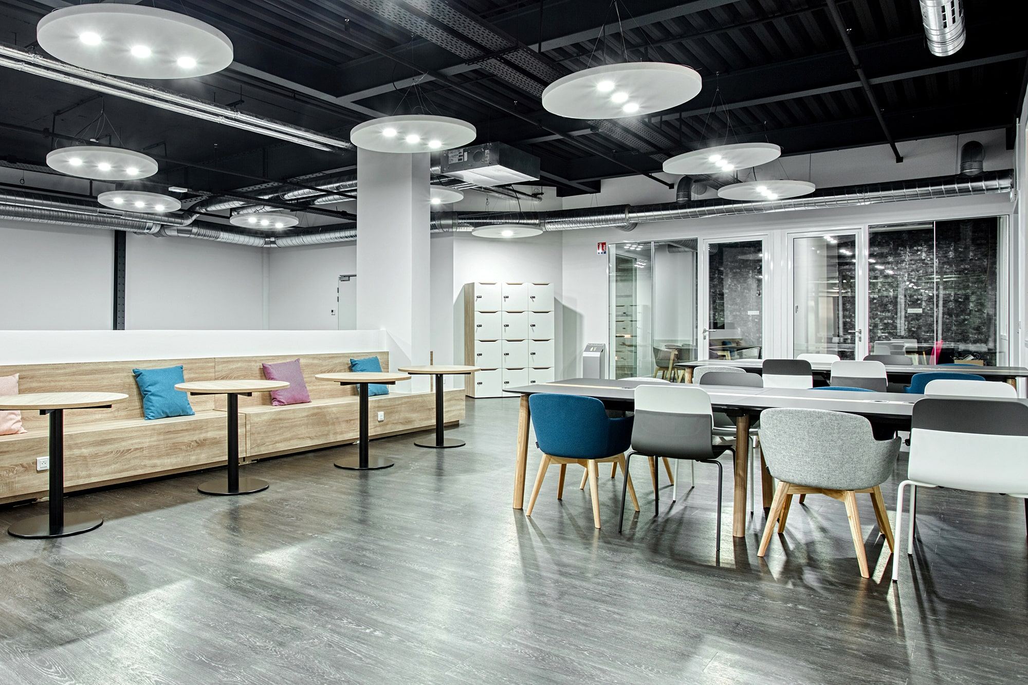 Espace de coworking interne aménagé par Isospace pour Veepee : gradins et postes partagés en bois