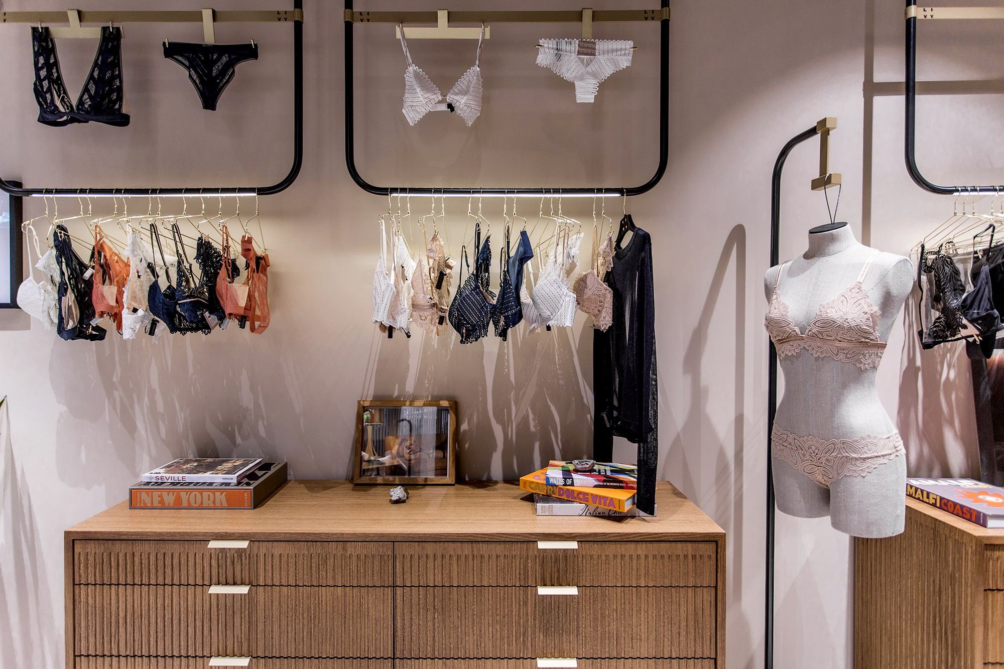 Détail d'éclairage de la boutique Livy par Isospace