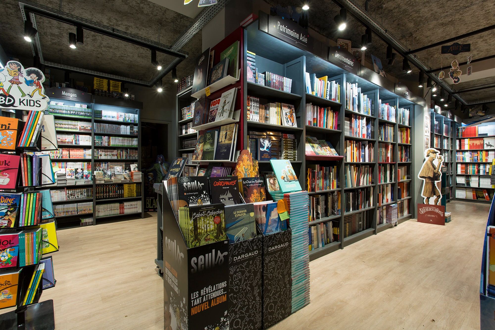 Agencement de la librairie L'Art Invisible par Isospace
