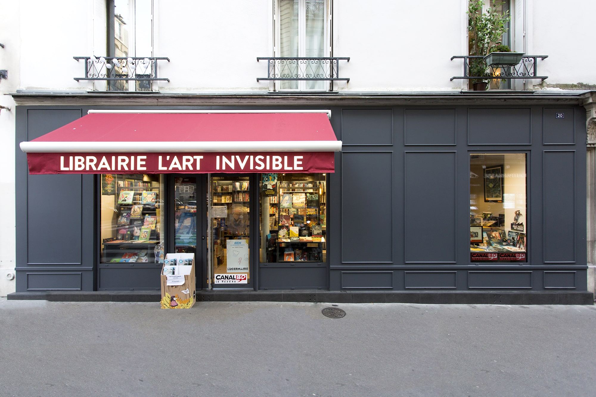 Librairie L'Art Invisible à Paris aménagée par Isospace