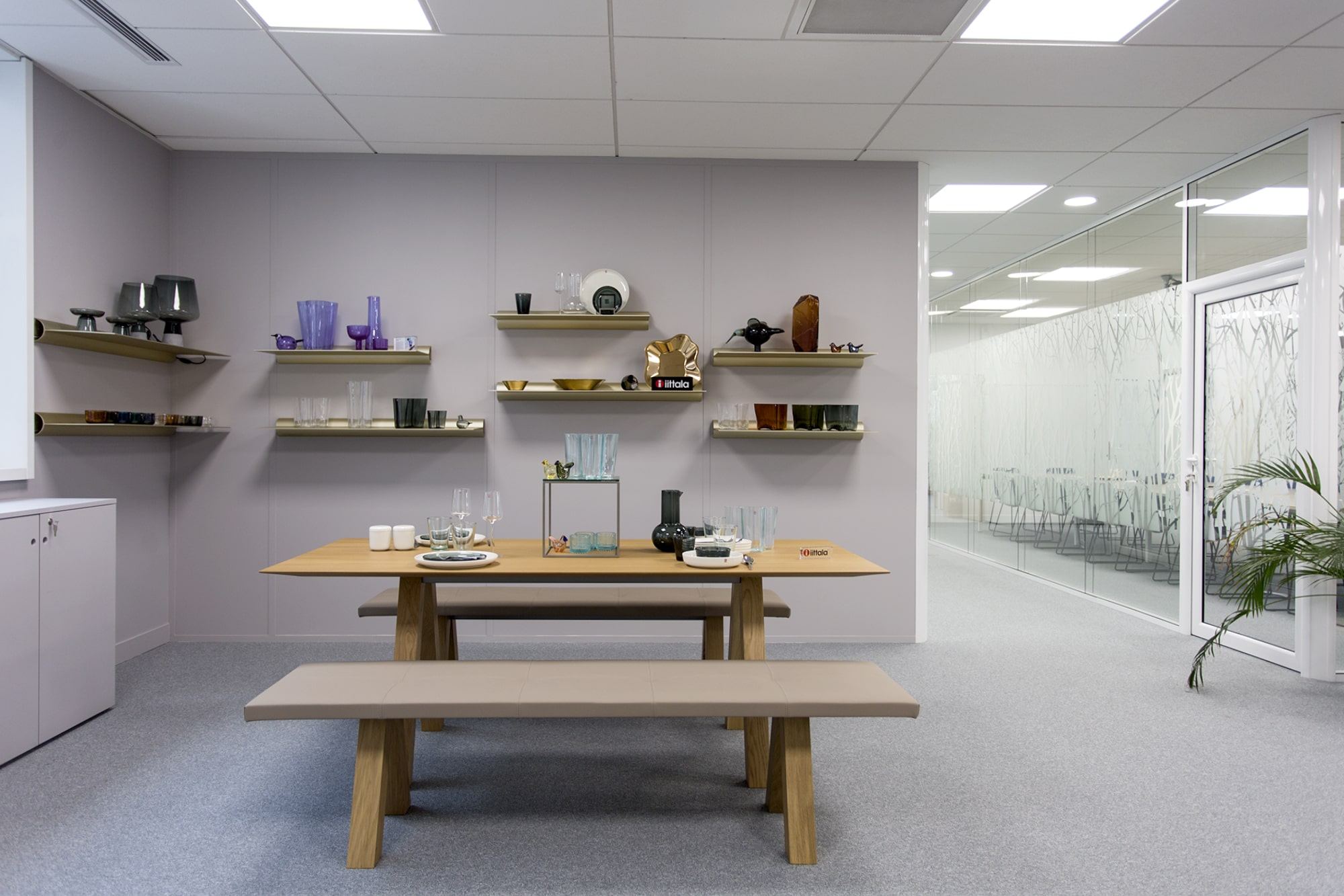 Showroom et bureaux du groupe Fiskars aménagés par Isospace : espace mixte commercial et tertiaire avec mobilier sur mesure