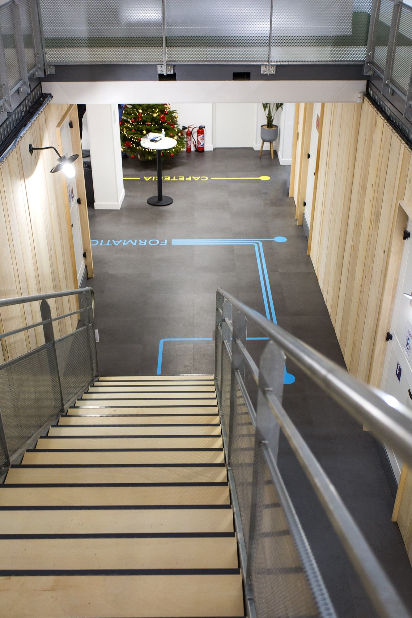 Signalétique au sol et cafétéria du centre de formation Free