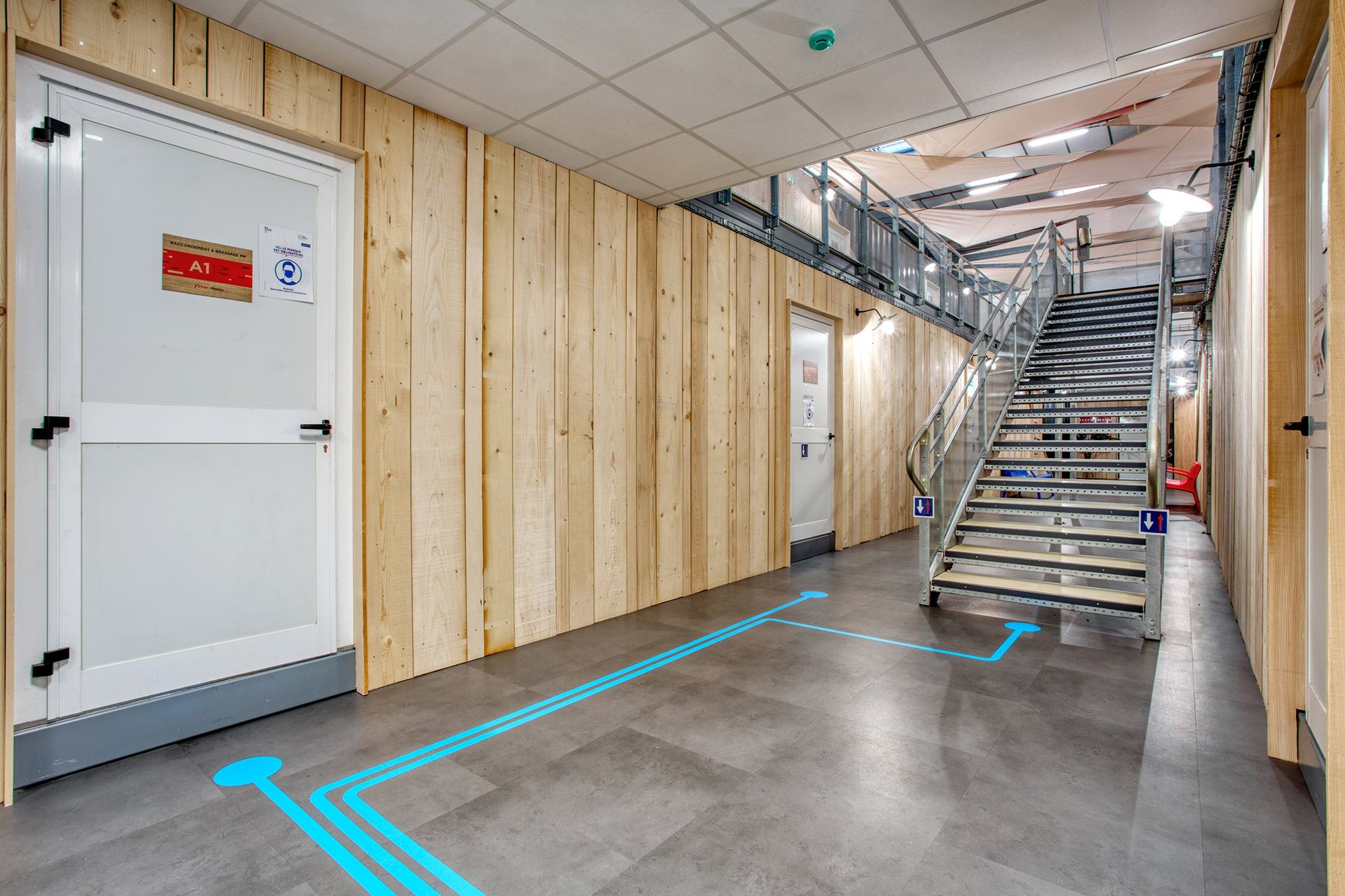 Couloir en bardage bois du centre de formation Free, Argenteuil