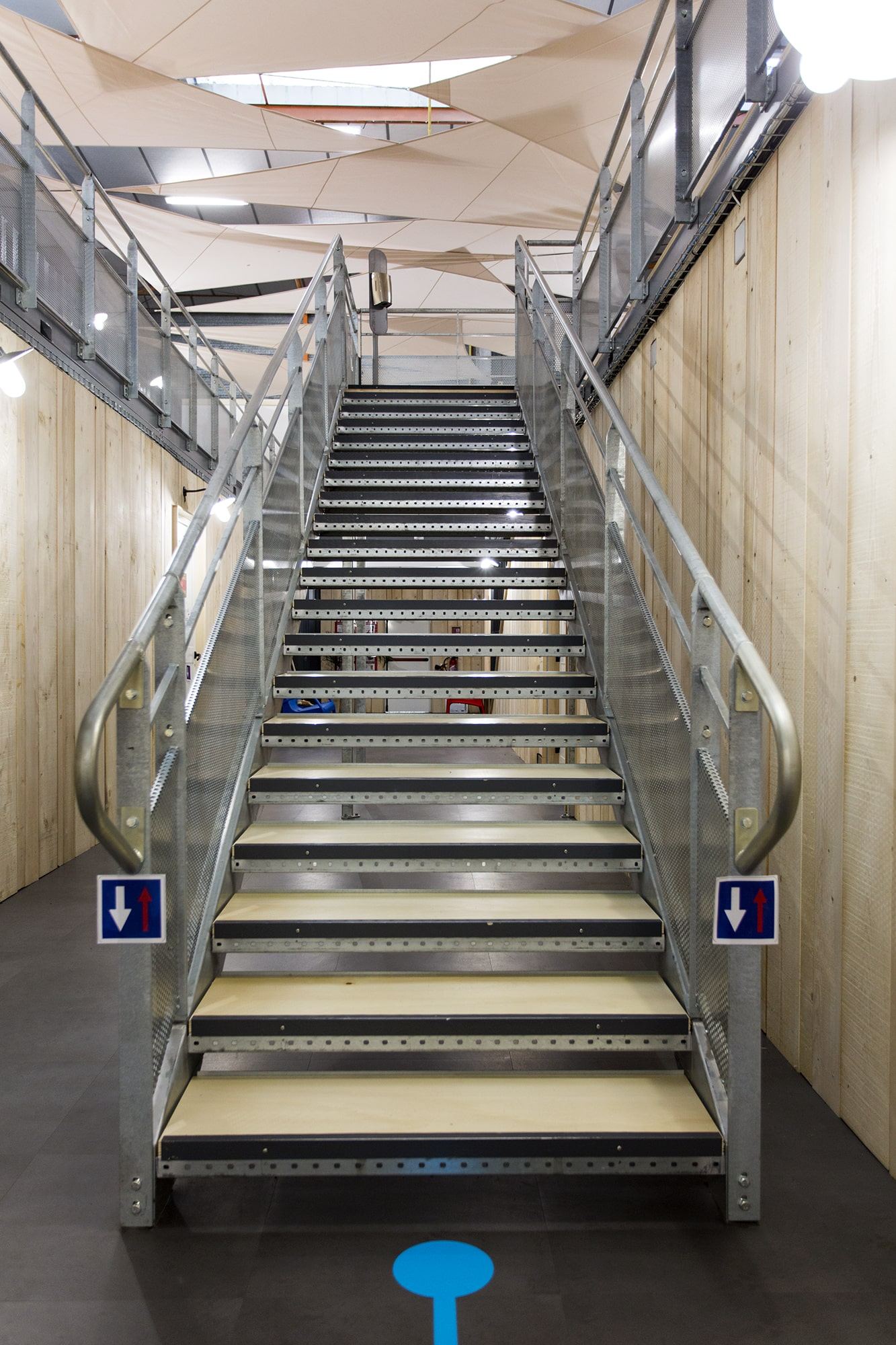 Escalier métallique et voilage du centre de formation Free