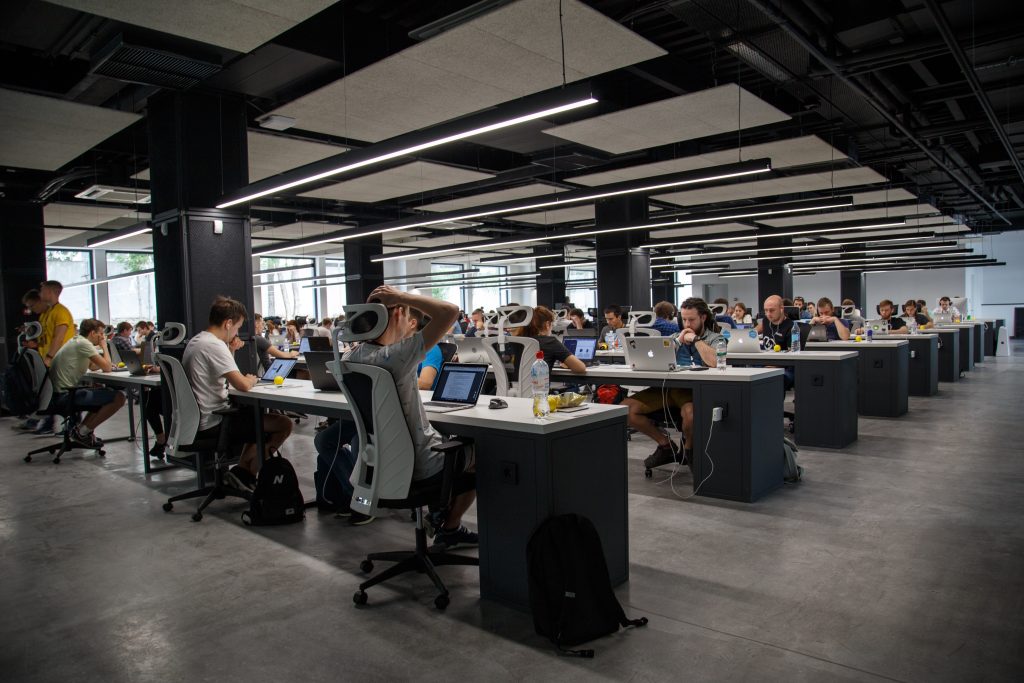 Comment cacher les câbles électriques au bureau ?