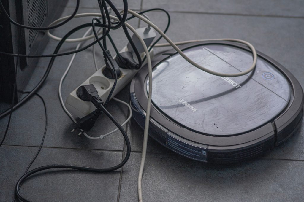 câbles électriques au bureau