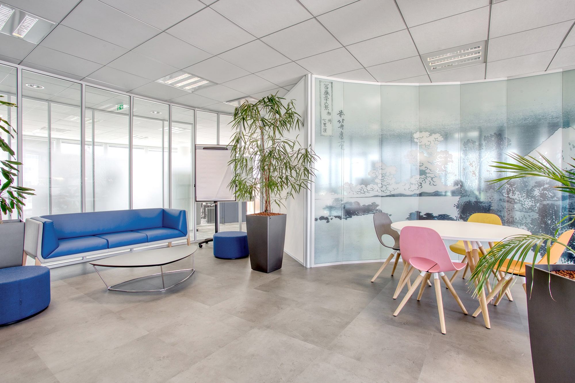 Vitrophanie artistique dans le hall des bureaux Renesas par Isospace