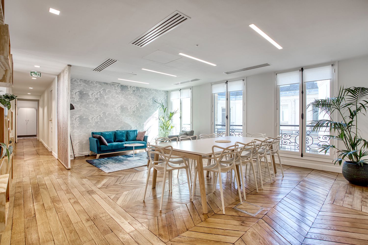 Free RIE 725 m² : restaurant inter-entreprises avec zonage entre cuisine, salle à manger et coin lounge, aménagement Isospace