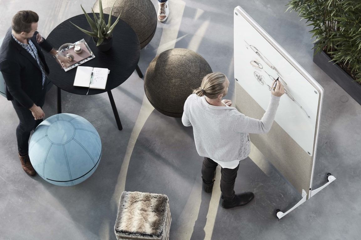 Tableau écritoire en verre mobile sur roulettes