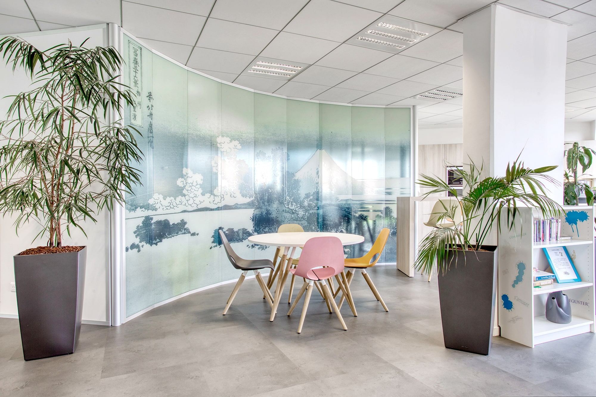 Détail des vitrophanies artistiques des bureaux Renesas par Isospace