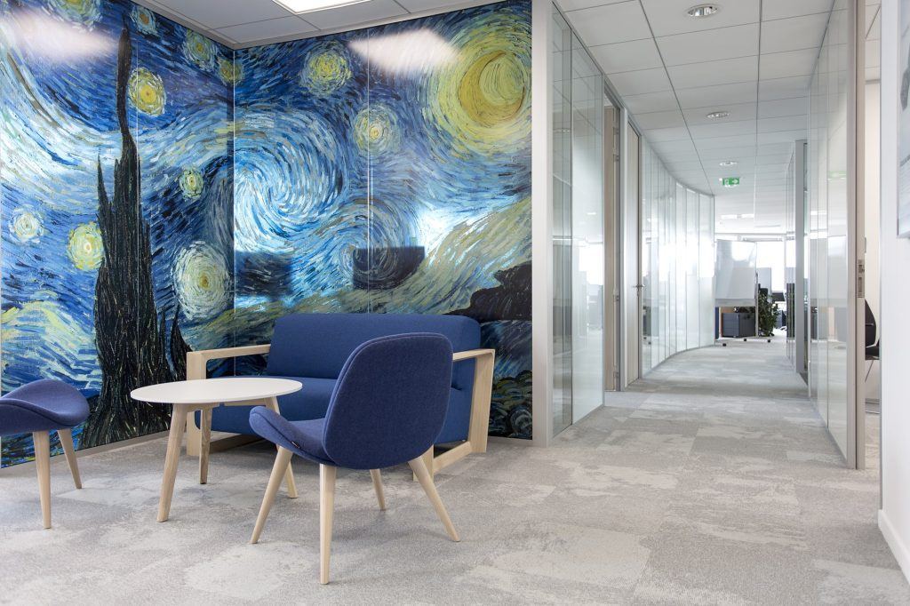 Vitrophanie décorative (fresque Van Gogh) sur cloison vitrée, bureaux Renesas aménagés par Isospace