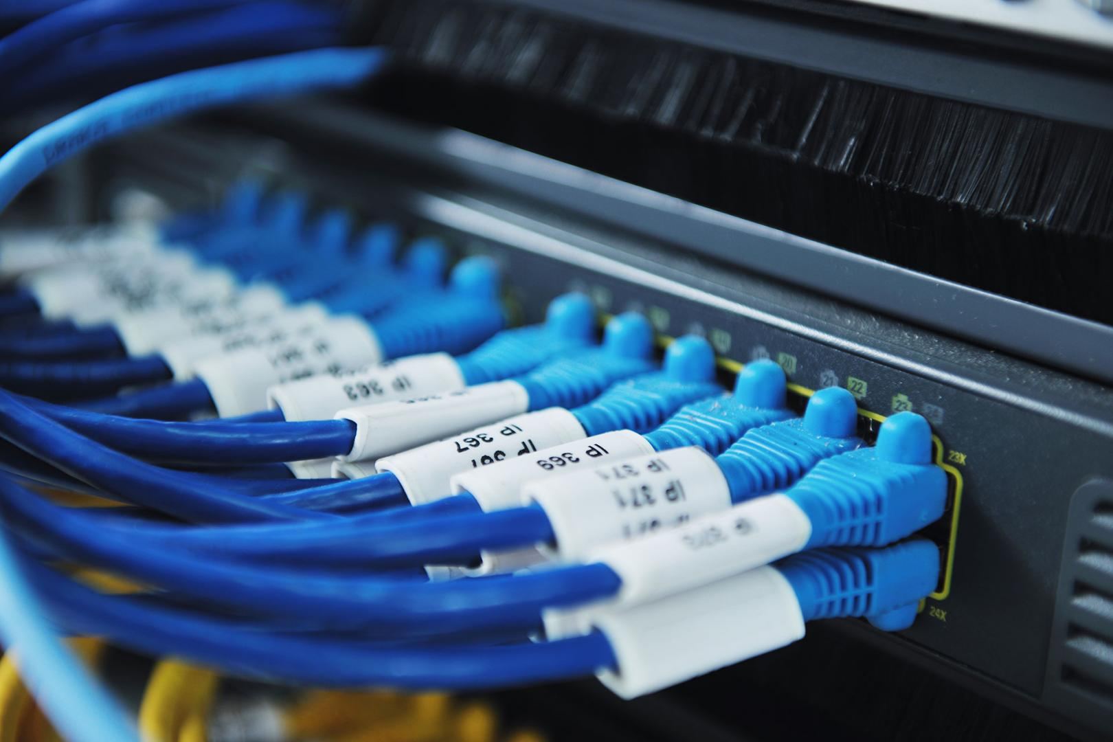Câblage informatique et connectique de postes de travail réalisés par Isospace