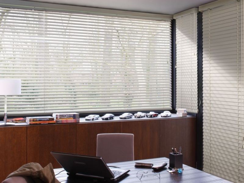 Stores intégrés à un poste de bureau, protection solaire contre la surchauffe