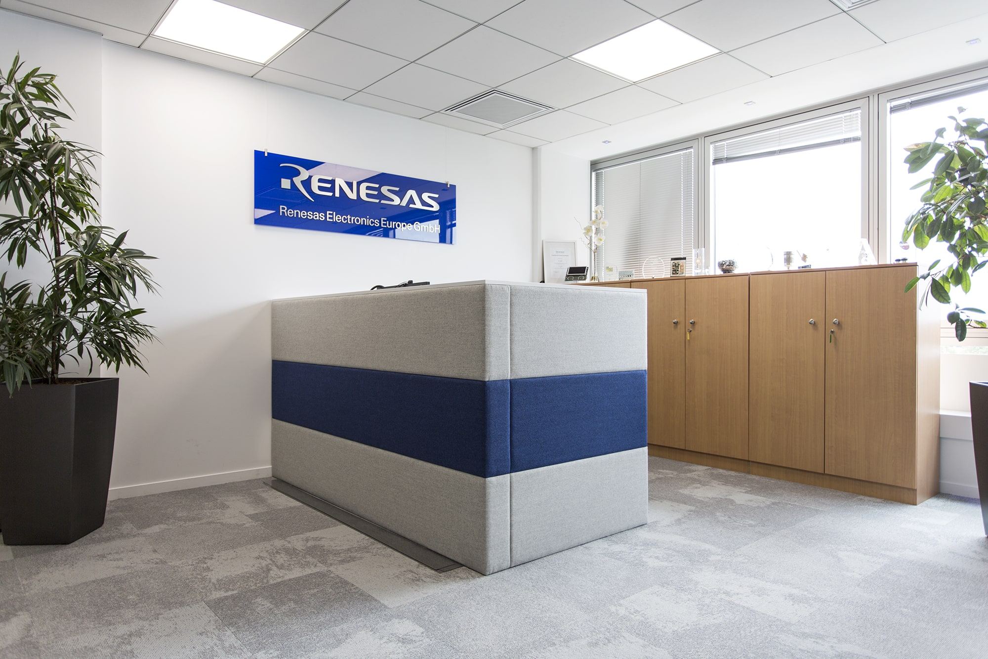 Accueil des bureaux de Renesas aménagés par Isospace à Vélizy