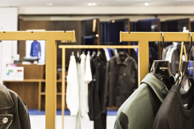 Portants en T dorés réalisés sur mesure pour le pop-up The Kooples